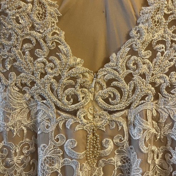 Elegant & exquisite lace mermaid dress with plunging
v neckline & faux pearls. - Picture 13 of 15